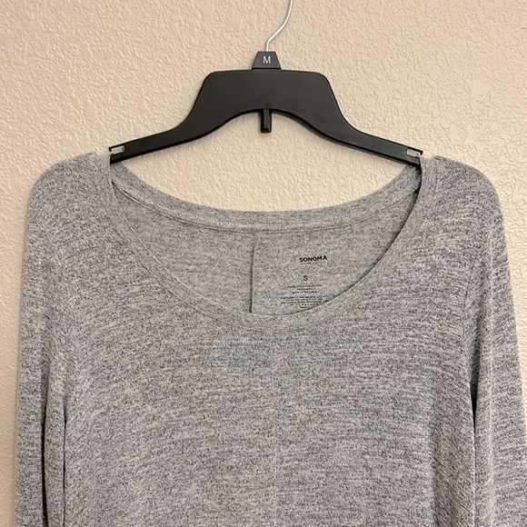 Women’s light gray long sleeve shirt size small. - Picture 3 of 5